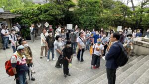 大原美術館の建物前で説明を受けるアーティストたち