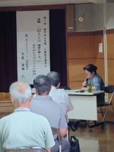 自分の体験談などを話す富岡委員長