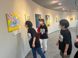 展示アートを見学するありがとうファームメンバー