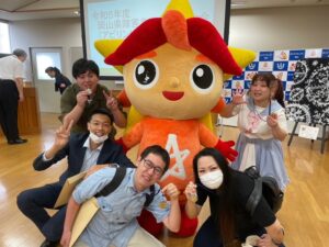 岡山大会メダル獲得者たち。メダルを持ってアビリンピックのマスコットキャラクターと一緒に写っている