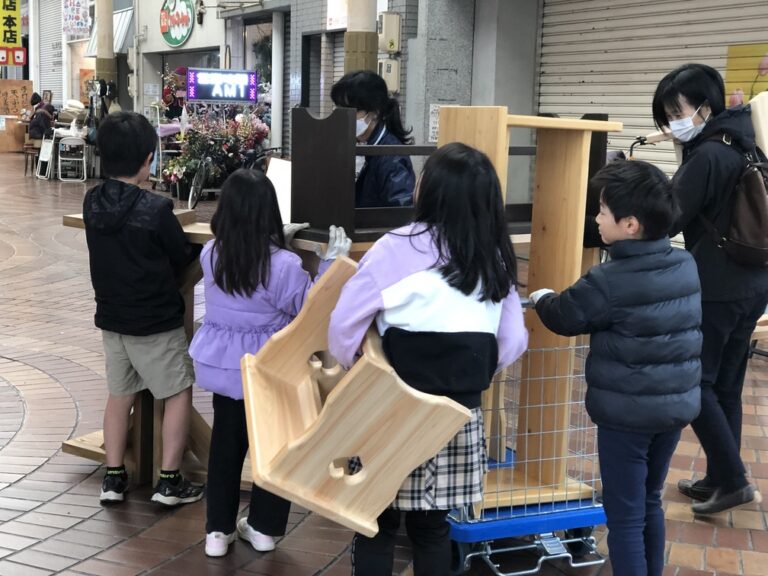 あたらしいベンチを運んでいるところ　表町商店街のなか