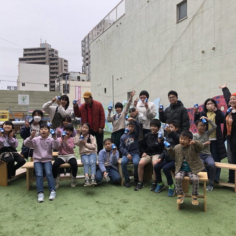 オモテチョウひろばの芝生をハブラボKidsでこどもたちと一緒に張り替えました！アイキャッチ画像