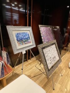 作品展示の様子　Rieさんの作品「命の旅」も写っている