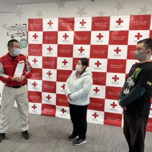寄付金を渡した角野さん堀本さんと日本赤十字社岡山支部の方