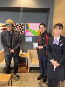 ぬーさんの作品とダイハツ水島店の方と橋本賢二さん