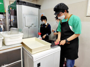 配膳の準備をするたっくんさん