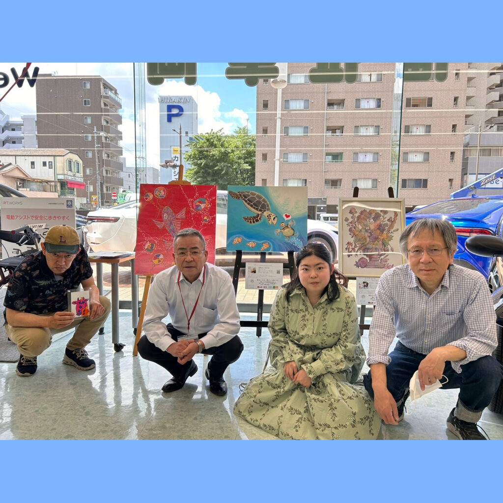 レンタルアート事例_岡山トヨタ自動車株式会社_スタッフさんと記念にパシャリ♩