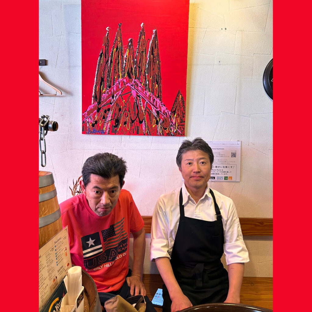 レンタルアート事例_株式会社JEI(スペインバルKurakura)_アーティスト・橋本賢二_シェフと記念撮影♪ eyecatch