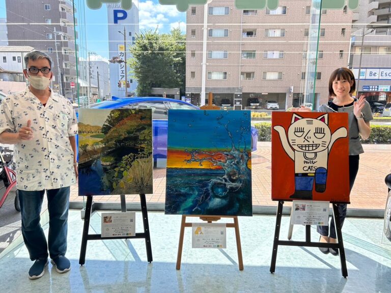 レンタルアート事例_岡山トヨタ自動車株式会社_スタッフさんと記念にパシャリ♩