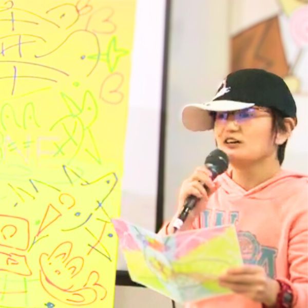 ライブペイントで完成した絵の解説をするカイトさん