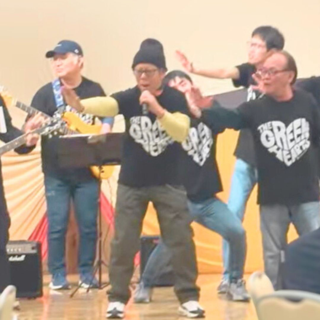 手を前に突き出して歌うグリーンハーツ