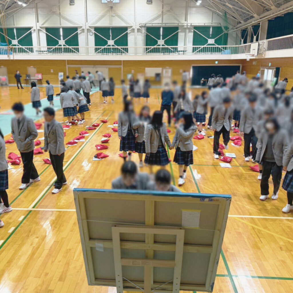 アート作品を鑑賞する生徒たち