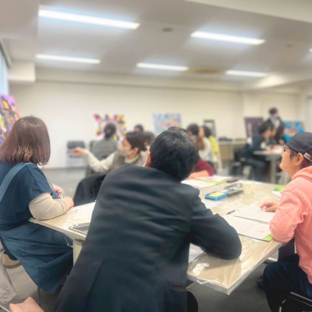 グループワークのようす 右にKAITOさんが写っている