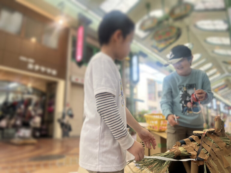 木で作った家と作った男の子、会話するハブラボ講師カイト