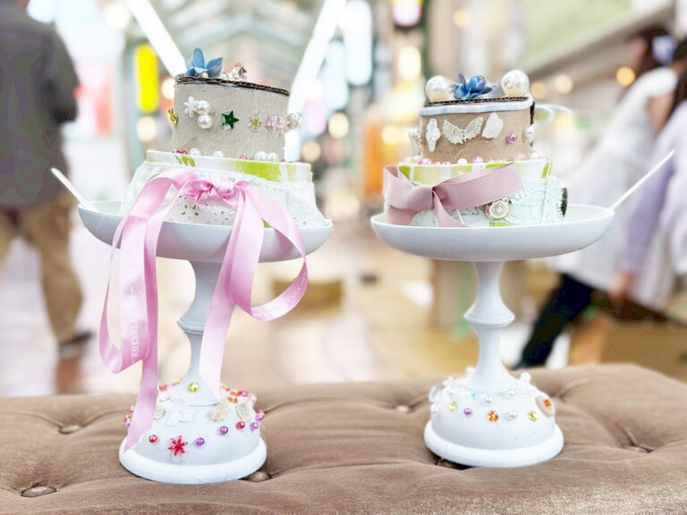 できあがった作品2段になっているケーキが2つ。ケーキの台はお供えなどに使う仏具のあまりを寄付して頂いたものを白く塗っている