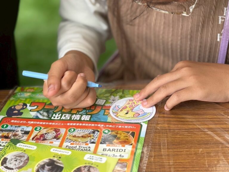 缶バッジ用のキリンの塗り絵をするお子さん