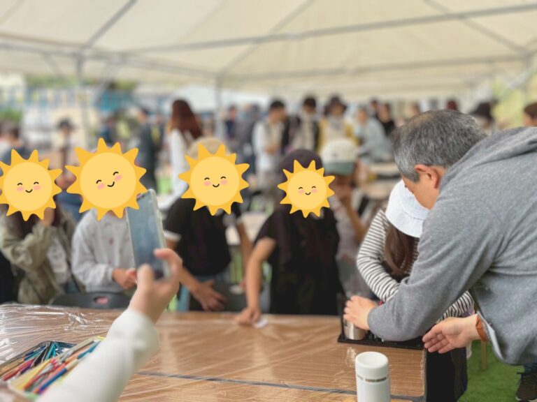 ワークショップのようす。スタッフ・しもてぃーの後ろ姿の向こうに子供たち