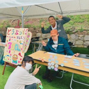 ハブラボチーム集合写真。楽しそうな、しもてぃー、ケンケン、みずきち