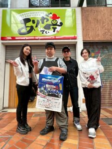坂東社長とレースクイーンのお二人と一緒にトガショーが記念撮影。いい笑顔で写っている。