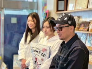 坂東社長とレースクイーンのお二人