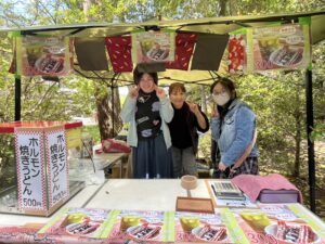 屋台を出店したデリバリーチーム。前半組で記念撮影 女性3人がピース