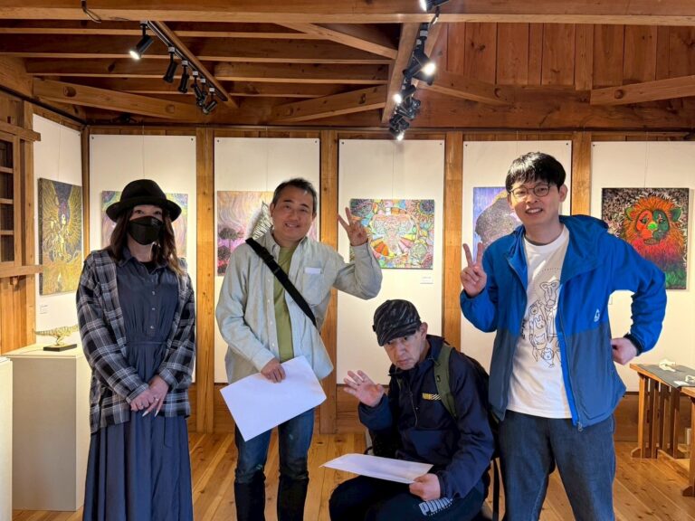 左からエンジェル・ユキ、下村良作、橋本賢二、りょう。 下村良作とりょうはピースしている。全員笑顔