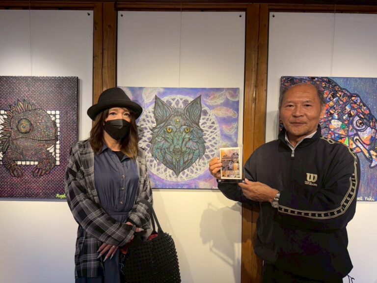 エンジェルユキと無心ギャラリー館長の田村さん。サンクスカードをお渡ししたところ