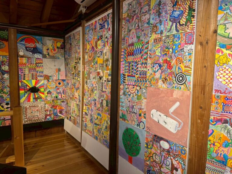 アーティスト・りょうの作品が所せましと壁一面に展示されている