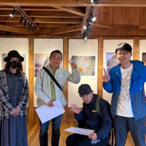 左からエンジェル・ユキ、下村良作、橋本賢二、りょう。 下村良作とりょうはピースしている。全員笑顔