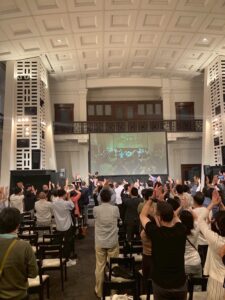 グリーンハーツライブ終了時、おじぎをしたり、手を振るグリーンハーツと拍手する観客