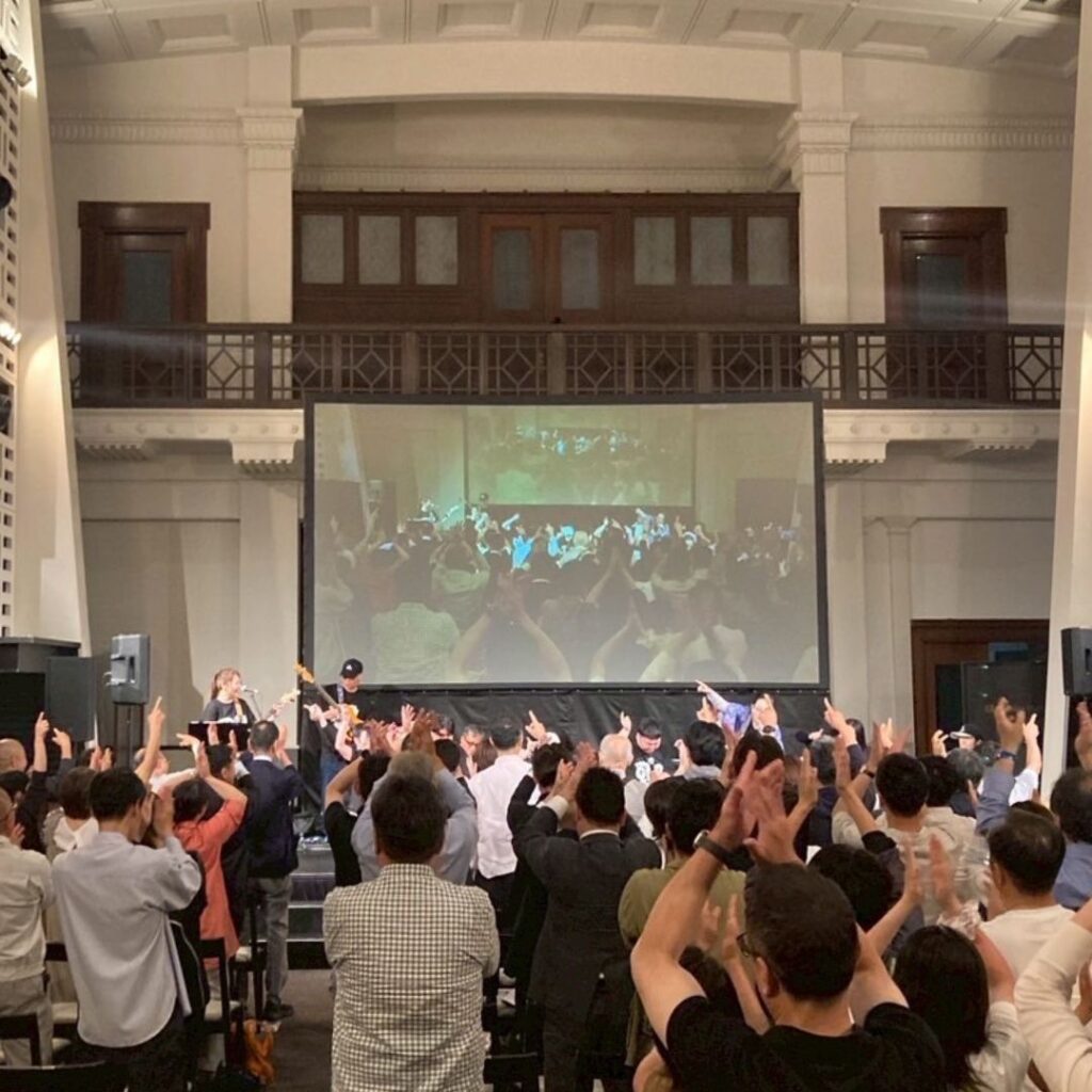 グリーンハーツライブ終了時、おじぎをしたり、手を振るグリーンハーツと拍手する観客