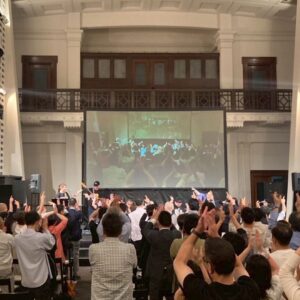 グリーンハーツライブ終了時、おじぎをしたり、手を振るグリーンハーツと拍手する観客