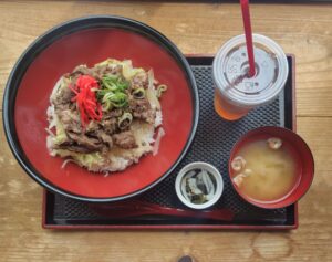 牛すじポン酢丼650円とセットの味噌汁、ドリンク、小鉢