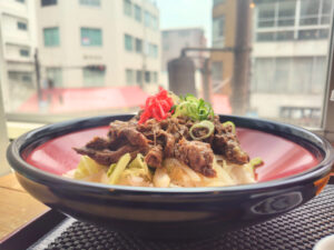 牛すじポン酢丼とありがとう焼うどん2階からの景色 ながめがいい