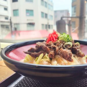 牛すじポン酢丼とありがとう焼うどん２階からの景色　ながめがいい
