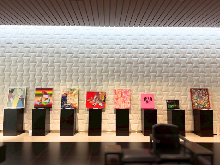 アート展示の様子。アート8点がずらりと横並びに展示してある。