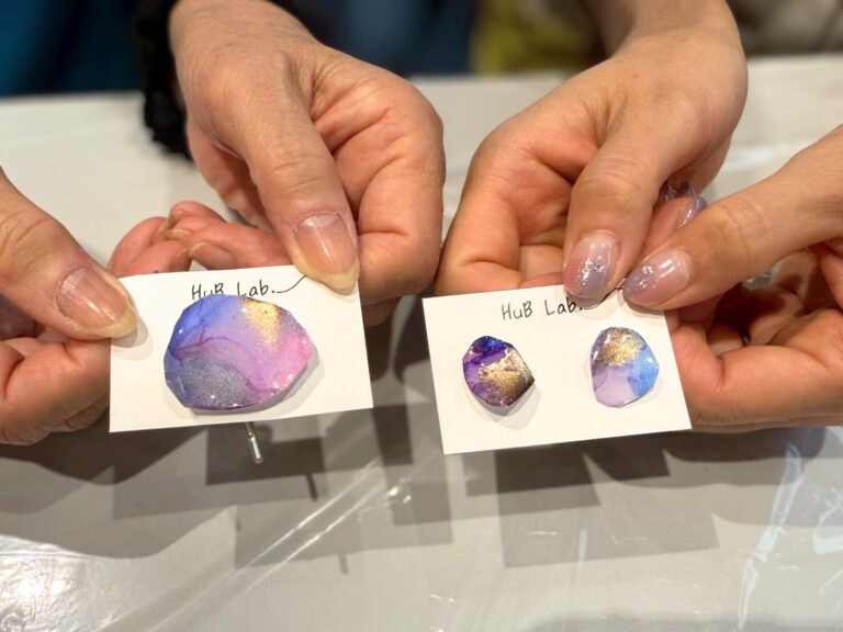 できあがったアクセサリー 寒色系のグラデーション。台紙にハブラボの文字