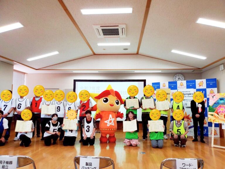 当日の選手集合写真。中央にはアビリンピックキャラクター「アビリス」がいる
