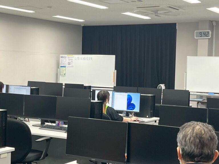 ワードプロセッサ協議の様子、ろりちゃんが少し向こうにおりPCに向かっている