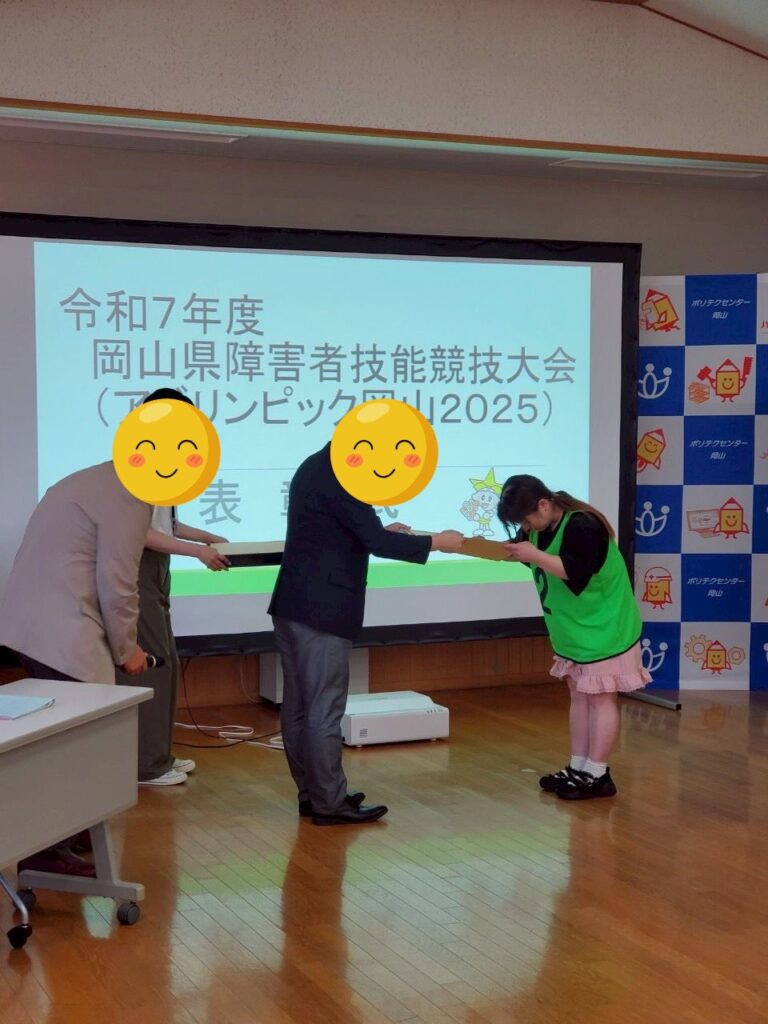 表彰式の様子。表彰状を受け取るろりちゃん