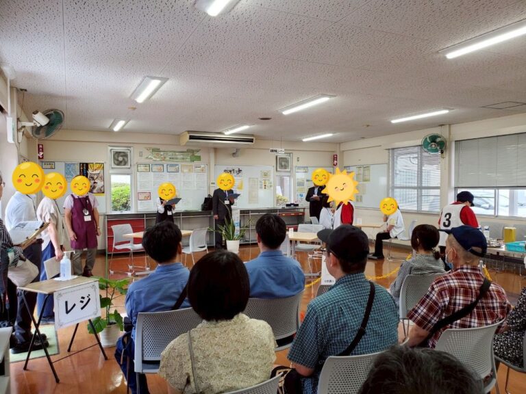 喫茶サービス競技の様子 たくさんの観客と、緊張しているIdoさん