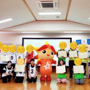 当日の選手集合写真。中央にはアビリンピックキャラクター「アビリス」がいる