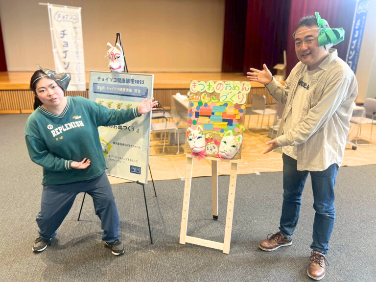 講師のカスミンとしもてぃ。各自作ったお面を付けて記念撮影