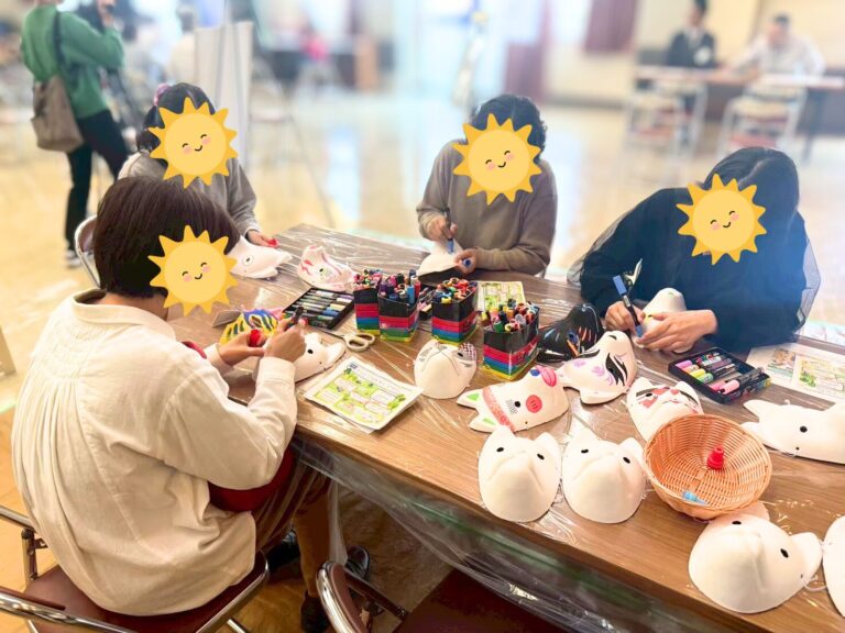参加者が絵付けをしているところ