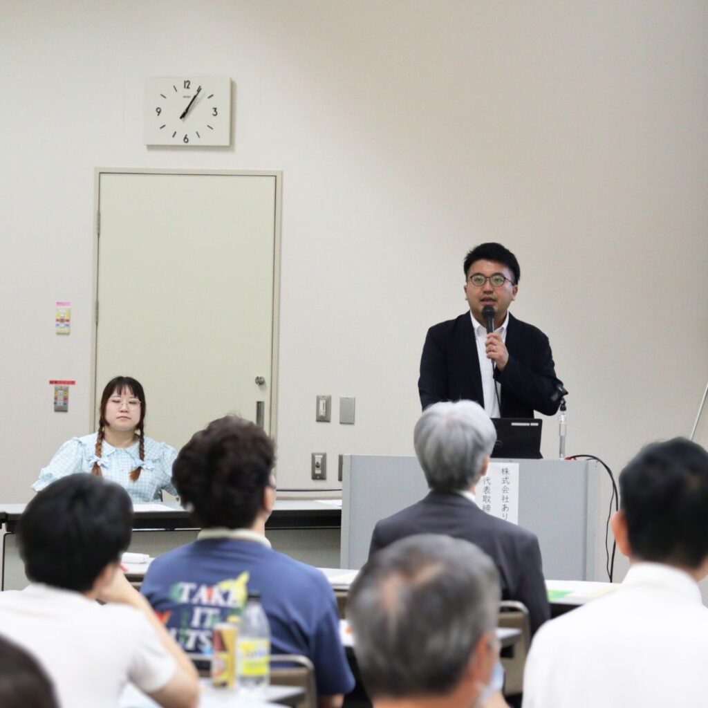 自己紹介をする弊社社長木庭　横にろりちゃん