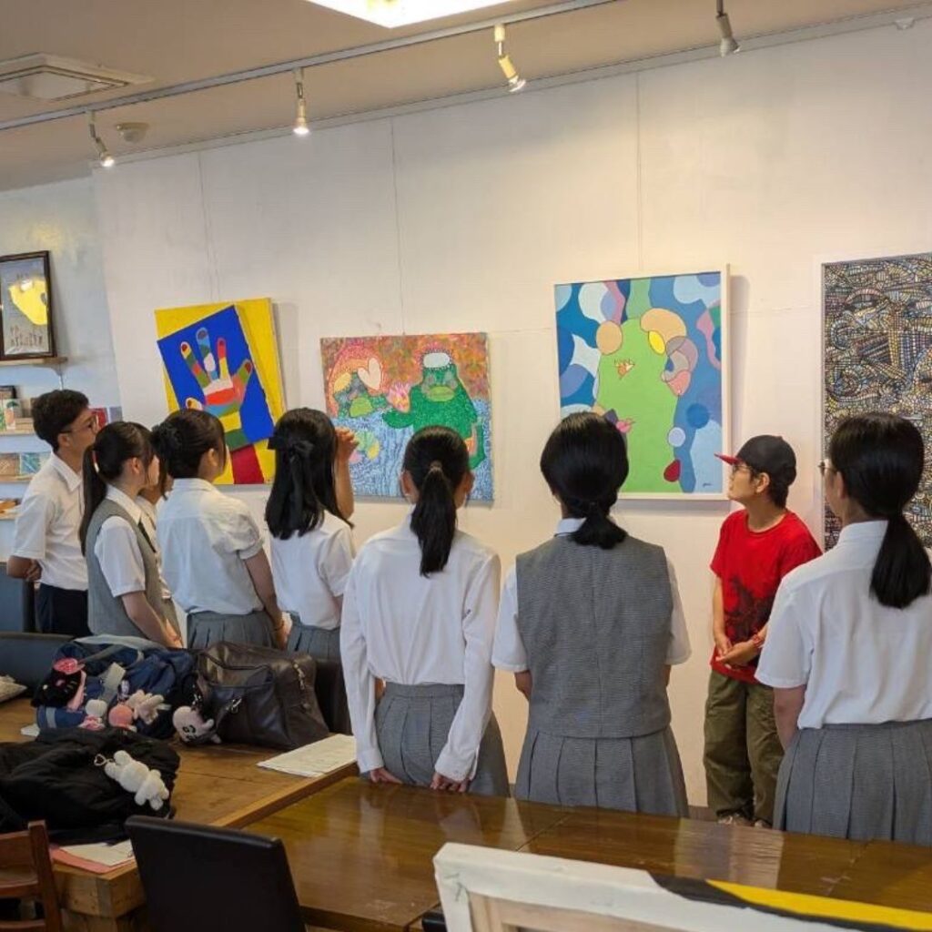 対話型鑑賞のようす。生徒たちとアーティスト・KAITOが絵について思ったことを話している