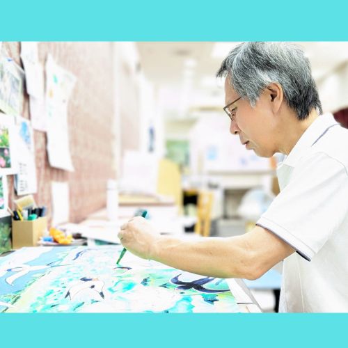 作品を制作する土肥ヨシ