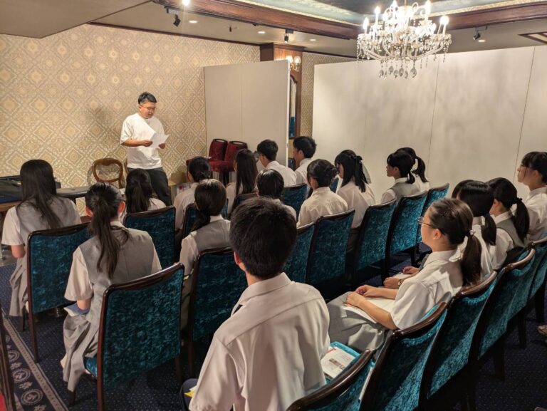 コチャエでありがとうファームについて生徒たちに説明する弊社社長・木庭