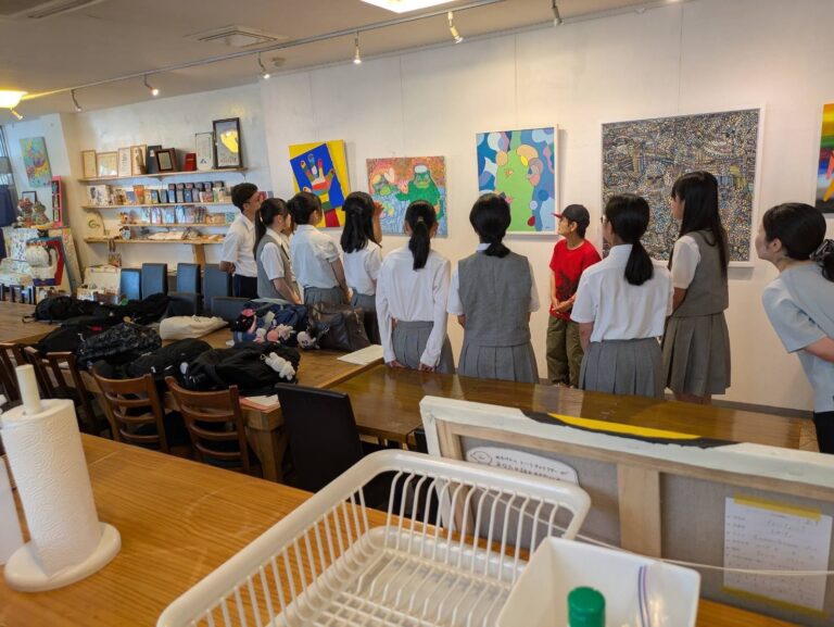 対話型鑑賞のようす。生徒たちとアーティスト・KAITOが絵について思ったことを話している