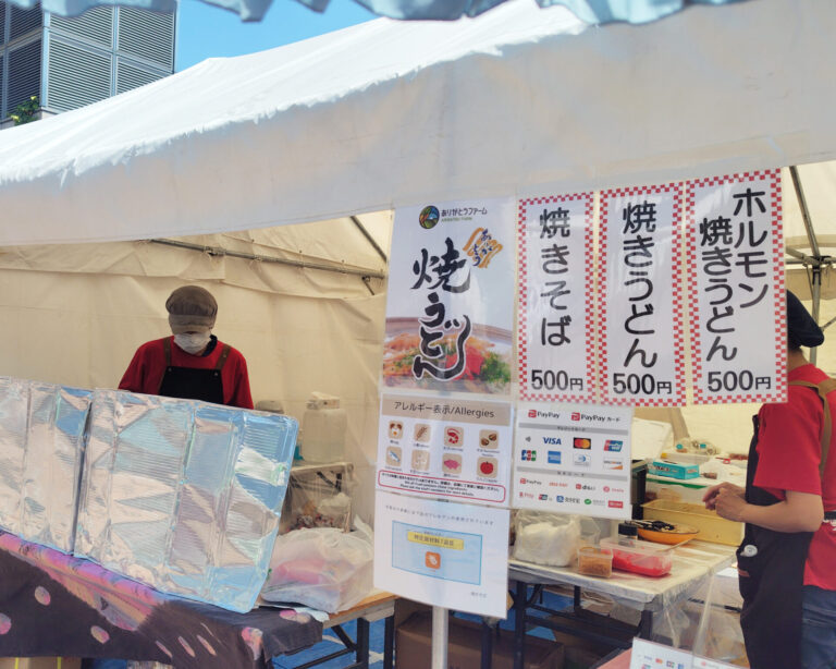 ココカラマルシェでのようす 鉄板にむかうメンバー